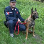 Il carabiniere forestale Emanuele Gallo con il suo cane Kira - Foto Archivio EGAP Marittime